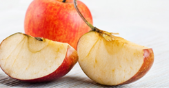 Ação das enzimas polifenoloxidases em uma maçã exposta.