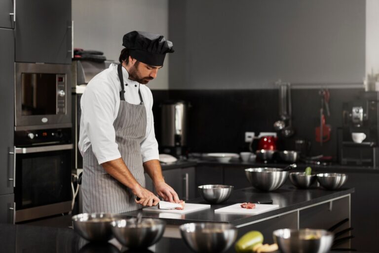 Imagem de chef de cozinha cortando carne em uma bandeja