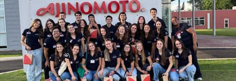 Membros do GEPEA em frente da logo da Ajinomoto