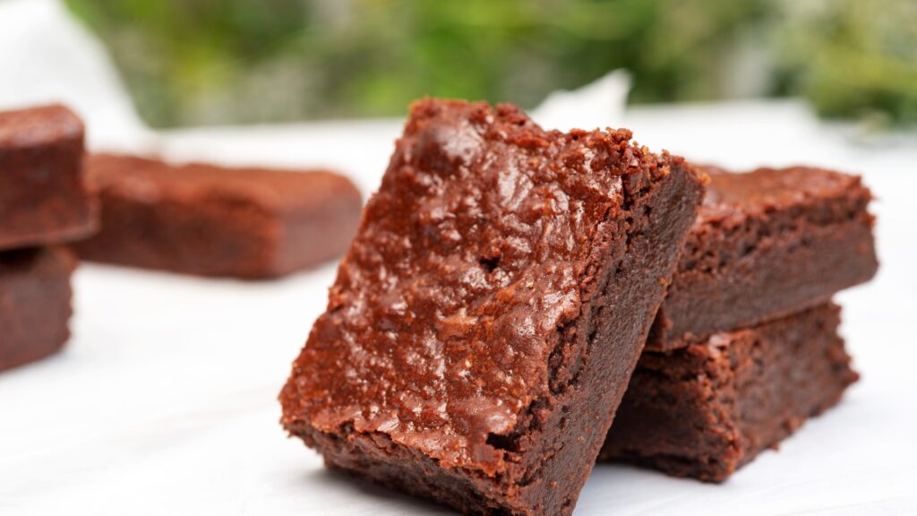 Brownie são uma sobremesa amplamente difundida pelo Brasil e pode facilmente ser adaptado para uma receita de doce proteico.