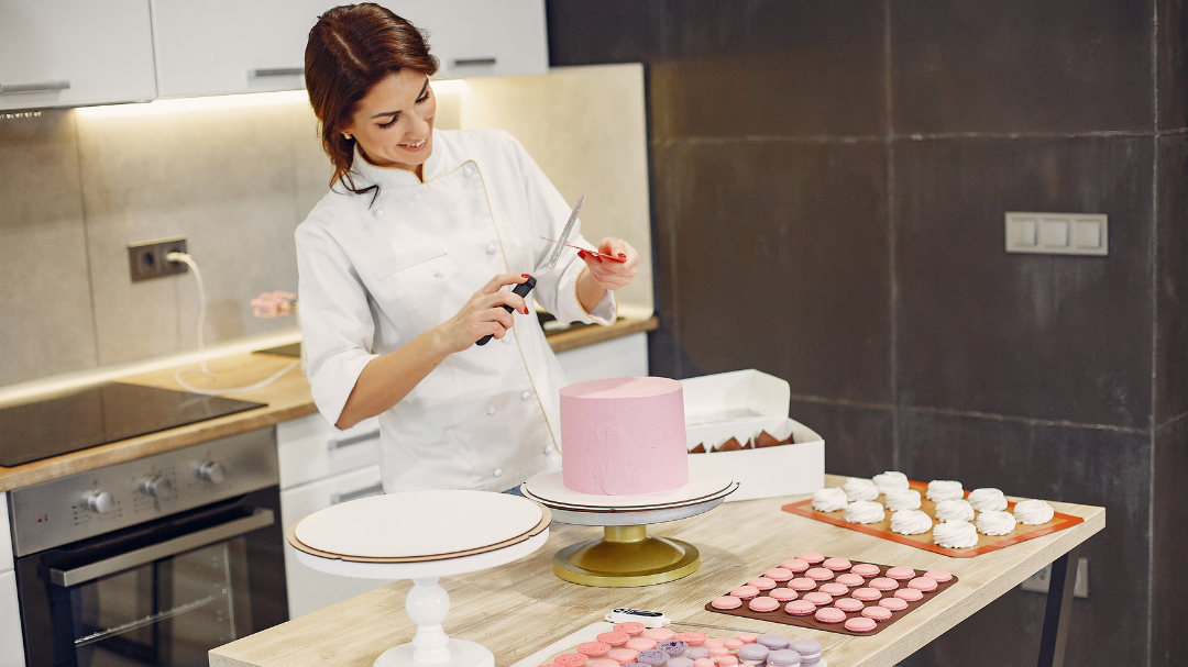 Profissionalizar sua cozinha caseira irá te ajudar a entregar um produto rentável, seguro e saboroso.