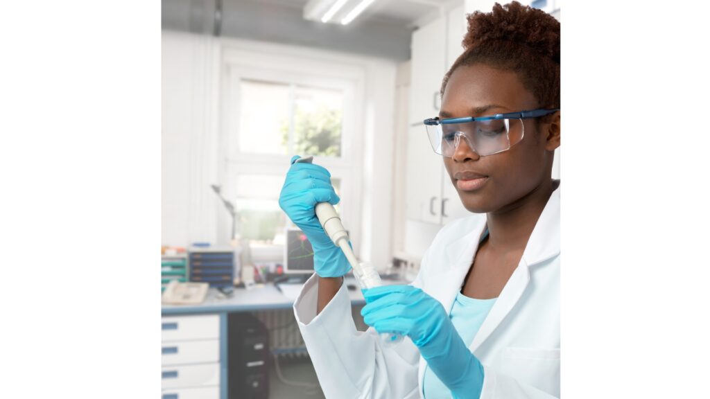 Engenheiro analisando alimento para prever vida de prateleira.