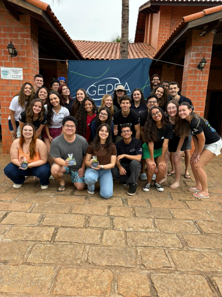 Membros do GEPEA reunidos em uma capacitação realizada com os psicólogos da empresa.